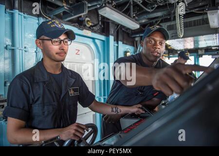 160219-N-ZZ786-032 détroit de Malacca (fév. 19, 2016), de Michel-Ange Marin Alvarado El Centro, en Californie, à gauche, et le maître de Manœuvre Seaman Demarcus Lawrence, de Port Arthur, Texas, affecté à la classe Ticonderoga croiseur lance-missiles USS ANTIETAM (CG 54), l'homme la tête de la passerelle du navire. Antietam, déployée à l'avant, Yokosuka, Japon est en patrouille dans la zone 7e flotte des opérations à l'appui de la sécurité et de la stabilité dans l'Indo-Asia-Pacifique. (U.S. Photo par marine Spécialiste de la communication de masse 3e classe David chemin Flewellyn/libérés) Banque D'Images