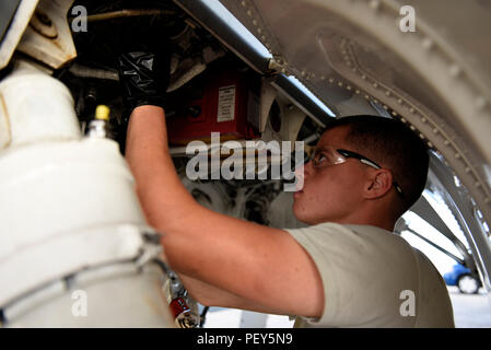 Les cadres supérieurs de l'US Air Force Airman Andrew Noble, un chef d'équipage affecté à la 112e Escadron de chasse de la Force expéditionnaire du Canada, s'occupe de l'entretien sur le système hydraulique d'un F-16 Fighting Falcon 18 Février, 2016, au cours de l'effort à faire face au Nord 16 à Andersen Air Force Base, Guam. Exercices de formation tels que le CN16, permettre aux États-Unis, le Japon et l'Australie air forces pour développer les capacités de combat, l'amélioration de la supériorité aérienne, la guerre électronique, de l'interdiction aérienne, le transport aérien tactique et aerial refueling. (U.S. Photo de la Garde nationale aérienne par le sergent. Shane Hughes/libérés) Banque D'Images