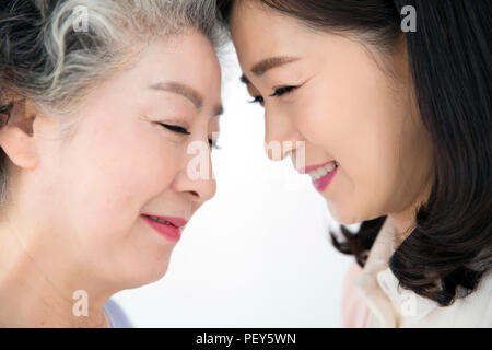 Portrait of Senior woman smiling and hugging sur fond blanc. 105 Banque D'Images