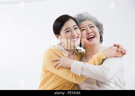 Portrait of Senior woman smiling and hugging sur fond blanc. 002 Banque D'Images