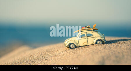 Mode de vie de l'océan avec un van et long bord près de la mer Banque D'Images