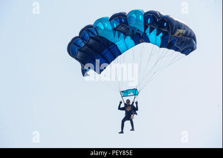 Tioumen, Russie - le 11 août 2012 : Lors d'une visite à la compagnie UTair air show en Plehanovo l'héliport. L'homme dans l'atterrissage parachutiste programme de spectacle Banque D'Images