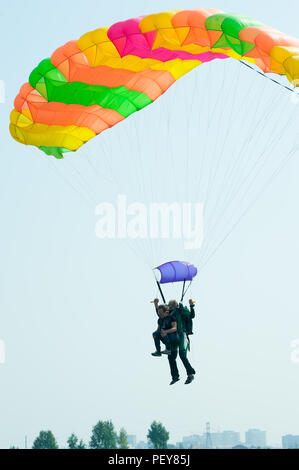 Tioumen, Russie - le 11 août 2012 : Air show sur une visite à UTair en Plehanovo héliport. Saut en parachute tandem dans Programme de spectacle Banque D'Images