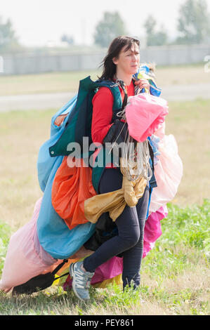 Tioumen, Russie - le 11 août 2012 : Lors d'une visite à la compagnie UTair air show en Plehanovo eliport. Paratrooper femme va avec paraclown précis après l'atterrissage Banque D'Images