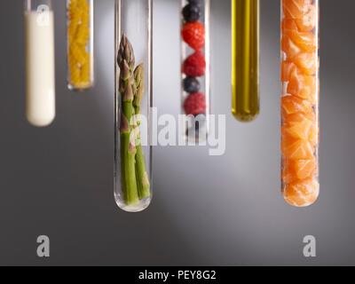 Groupes d'aliments dans des tubes à essai, studio shot. Banque D'Images