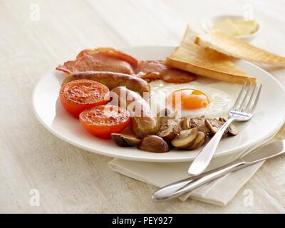 Petit-déjeuner anglais complet servi dans une assiette. Banque D'Images