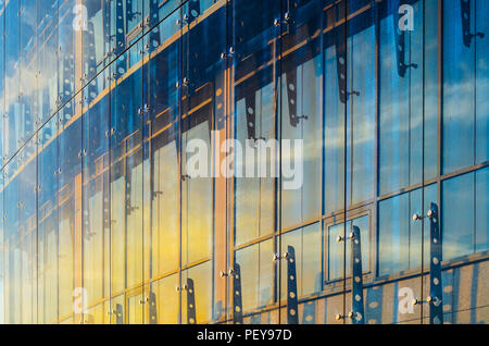 Mur de façade rideau de verre. Éléments de fixation du verre Spider Système. Détail de la façade. Résumé Contexte L'architecture. Banque D'Images