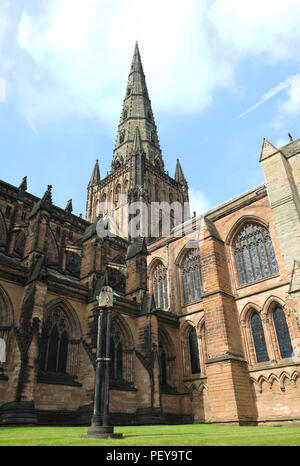 La cathédrale médiévale d'Exteriorhe à Lichfield, dans le coeur du Staffordshire, juste au nord de Birmingham, Angleterre, RU Banque D'Images