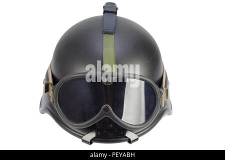 Noir de l'armée de kevlar Casque avec lunettes isolé sur fond blanc Banque D'Images