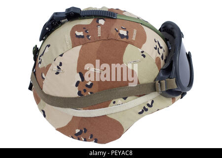 Kevlar armée Casque avec lunettes, monture NVG et couverture camouflage isolé sur fond blanc Banque D'Images