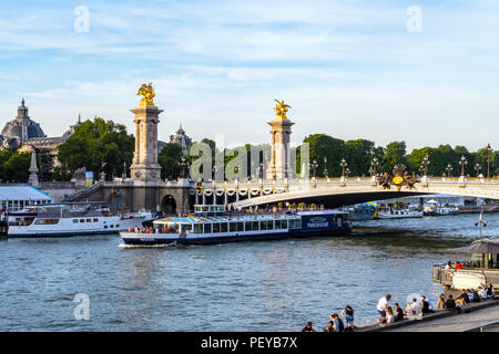 Bateau de touristes qui passent sous le Pont Alexandre III - Paris France Banque D'Images