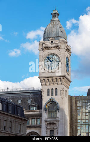 Tour de l'horloge de la Gare de Lyon à Paris Banque D'Images