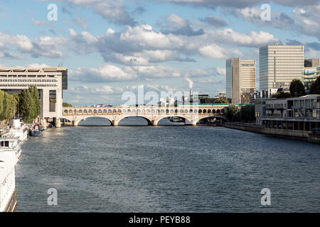 Le trafic du métro sur le Pont de Bercy - Paris Banque D'Images