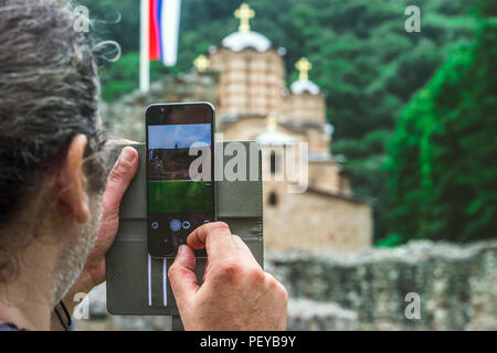 L'homme prend une photo d'un monastère orthodoxe serbe Ravanica, construit au 14e siècle Banque D'Images