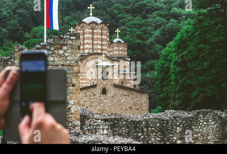 L'homme prend une photo d'un monastère orthodoxe serbe Ravanica, construit au 14e siècle Banque D'Images