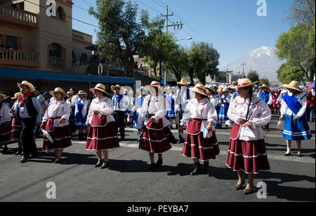 Danseurs dans la rue jour d'Arequipa Pérou Banque D'Images