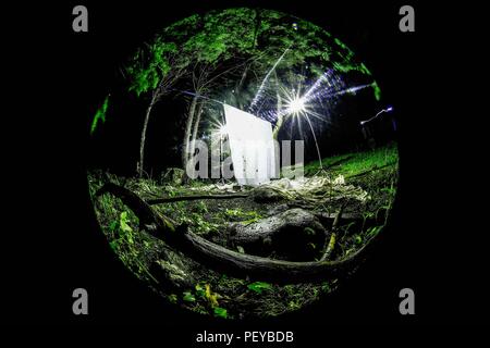 Luz con fotos para atraer insectos como palomillas hacia una tela blanca en el bosque en medio de la noche. Luz verde. La couleur vert. La lumière avec photos pour attirer les insectes comme des papillons vers un linge blanc dans la forêt au milieu de la nuit. La lumière verte. La couleur verte. Découverte de Madrense GreaterGood Expedición ORG que recaba datos que sirven como información de referencia para entender mejor las relaciones biológicas del Archipiélago Madrense y se usan para proteger y conservar las tierras virgenes de las Islas Serranas Sonorenses. Expedición binacional aye une un colaboradores de Méxic Banque D'Images