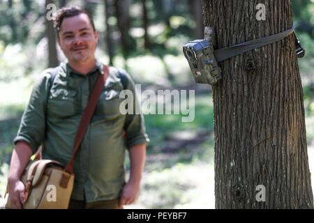 Sean cerise. Camara trampa atada al tronco de un arbol. Piège de l'appareil photo est rattachée au tronc d'un arbre. Découverte de Madrense GreaterGood Expedición ORG que recaba datos que sirven como información de referencia para entender mejor las relaciones biológicas del Archipiélago Madrense y se usan para proteger y conservar las tierras virgenes de las Islas Serranas Sonorenses. Expedición binacional aye une un colaboradores de México y Canadá con experiencias y especialidades de las ciencias biológicas variadas, con la intención de aprender lo más posible sobre Mesa de Tres Ríos, la porció Banque D'Images