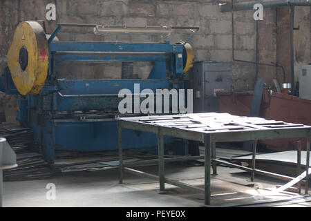 L'ancienne machine dans l'usine russe de métaux Banque D'Images