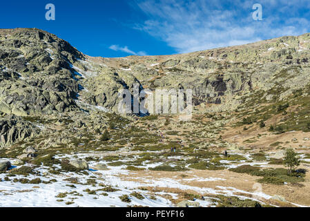 El ESPINAR - 28 décembre 2016 : Les randonneurs de la randonnée à pied à la Laguna Grande de Penalara Penalara (lagon) dans la région de Palencia, le 28 décembre 2016. C'est Banque D'Images