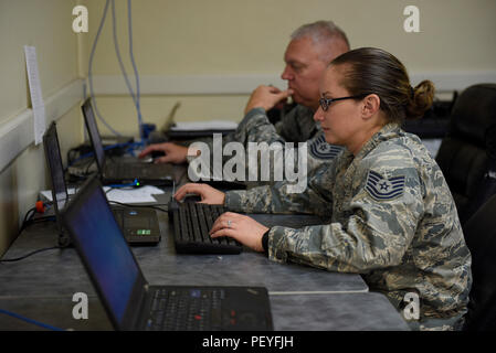 U.S. Air Force Tech. Le Sgt. Valerie Dillon, un urbaniste chargé de la logistique de la 112e Escadron de chasse de l'expéditionnaire, et Master Sgt. Jeff Cobb travailler à l'intérieur de l'Unité de maintenance d'aéronefs expéditionnaire Faire face au cours de l'exercice 2016 du Nord le 15 février 2016, à la base aérienne d'Andersen, Guam. Par le biais de la formation des exercices tels que le CN16, les États-Unis, le Japon et l'Australie, les forces de l'air développer les capacités de combat, l'amélioration de la supériorité aérienne, la guerre électronique, de l'interdiction aérienne, le transport aérien tactique et aerial refueling. (U.S. Photo de la Garde nationale aérienne par le sergent. Shane Hughes/libérés) Banque D'Images