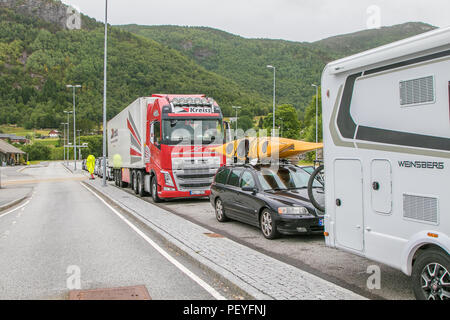 Oppedal, la Norvège, le 23 juillet 2018 : Les voitures et les camions font la queue à bord d'un bateau qui va les amener sur un fjord. Banque D'Images