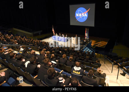 160211-N-SQ432-083 Annapolis, Maryland (fév. 11, 2016) Marine Maj Général Charles Bolden, administrateur de la NASA, donne aux remarques de clôture de l'avenir de la NASA et leurs relations avec les entreprises commerciales à l'assemblée annuelle de l'astronaute Convocation Alumni Hall. Cet événement a été l'occasion pour la Brigade des aspirants de marine pour en savoir plus sur l'avenir de l'espace et l'exploration de la part des chefs de file dans le domaine, ainsi que les astronautes actuels et anciens. (U.S. Photo par marine Spécialiste de la communication de masse 2e classe Jonathan L. Correa/libérés) Banque D'Images