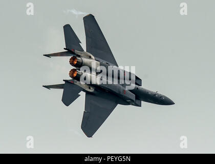 Un F-15SG Strike Eagle de l'armée de l'air de la République de Singapour effectue une démonstration aérienne à l'aéroport international de Changi lors du salon aéronautique international de Singapour le 18 février 2016. Le chasseur multirôle bimoteur affiche des capacités air-air et air-sol, une avionique avancée et une maniabilité élevée. La manifestation met l'accent sur le partenariat militaire, la formation coopérative et l'interopérabilité opérationnelle entre Singapour et les États-Unis, soutenant la sécurité régionale et l'engagement stratégique. Banque D'Images