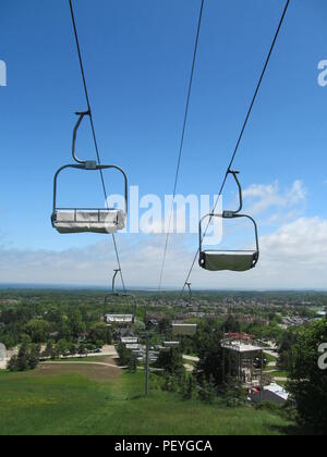 Ascenseur gondoles de Ontario Canada en été de monter une colline sur l'escalator de l'élévateur de ski transport Banque D'Images