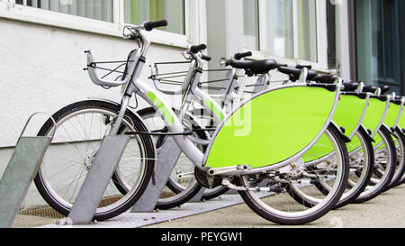 Vélos Les vélos hybrides d'argent stationné dans la ville d'Augsburg vélo écologique stawa partage avec l'espace vert pour le texte ou le logo copyspace Banque D'Images