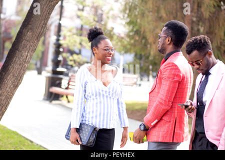 African mec fait la connaissance de belle fille positive oudoors rencontre agréable. Banque D'Images