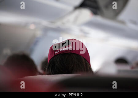 Personne homme ou femme avec cap san francisco voyageant en avion d'intérieur blanc Banque D'Images