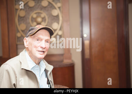 Fred Harvey, un vétéran de la Marine, pose pour une photo à l'Iwo Jima Association of America 71e anniversaire et Colloque à Arlington, en Virginie, le 18 février 2016. Harvey est un survivant de la bataille d'Iwo Jima. (U.S. Marine Corps photo par le Sgt. Melissa Karnath/libérés) Banque D'Images