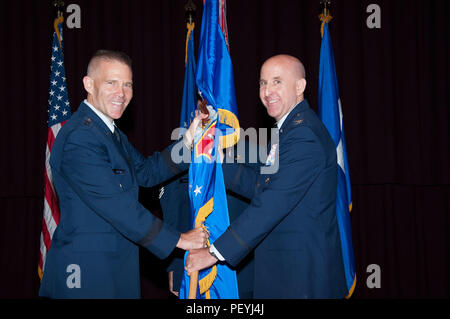 Le lieutenant général Steven Kwast, gauche, commandant et président, Air University, présente le guidon de la Thomas N. Barnes Centre pour l'éducation (BCEE) enrôlé au colonel Thomas Edward W., Jr., au cours de la cérémonie de prise de commandement à la sous-Officer Academy, Maxwell-Gunter Air Force Base, du 3 août 2015. (U.S. Air Force photo par Bud Hancock/libérés) Banque D'Images