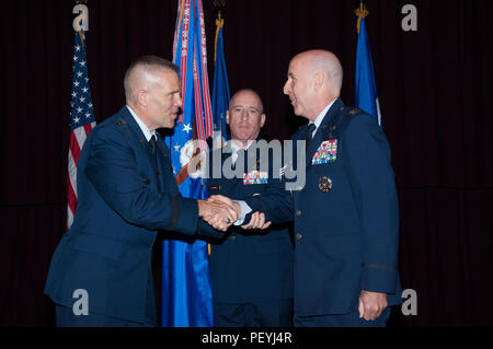 Le lieutenant général Steven Kwast, gauche, commandant et président, Air University, félicite le colonel Thomas Edward W., Jr., au cours de la Thomas N. Barnes Centre pour l'éducation a fait appel (BCEE) Cérémonie de prise de commandement à la sous-Officer Academy, Maxwell-Gunter Air Force Base, Aug 3, 2015. Guidon pour la cérémonie était chef Master Sgt. Earl Hannon, surintendant, la BCEE. (U.S. Air Force photo par Bud Hancock/libérés) Banque D'Images