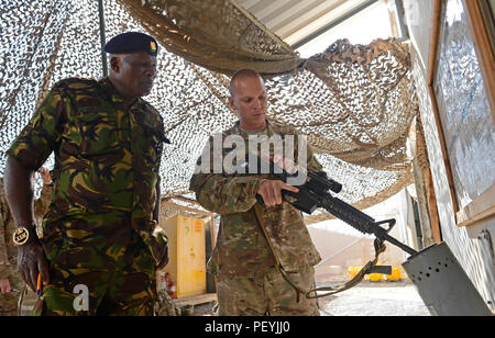 Le sergent de l'armée américaine. 1re classe Adam Bruha, 2-124 Bravo entreprise agissant premier sergent, démontre la méthode de l'armée américaine pour la compensation et l'obtention d'une arme pour le Kenya l'Adjudant de l'Armée James Omollo, sergent-major de l armée du Kenya, le 10 février 2016, au Camp Lemonnier, Djibouti. La KDF quatre SELs était composé de Muthoka et le classement s'enrôle membre de leur armée, la force aérienne et la marine. (U.S. Photo de l'Armée de l'air par la Haute Airman Peter Thompson) Banque D'Images