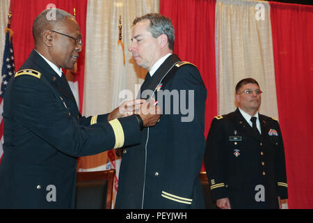 Au cours de l'état aumônier cérémonie de changement de responsabilité, l'évolution de l'étole a été effectuée par le général de Errol R. Schwartz, général commandant, District de Columbia. Schwartz a placé l'a volé sur l'uniforme d'Aumônier (Col.) Darren L. King (à droite), pour représenter son nouveau poste comme aumônier de l'état de Washington, D.C. Armory, 20 février. L'aumônier a volé est un symbole de l'engagement personnel et spirituel ainsi que l'office religieux. Il représente un engagement pastoral indéfectible tout au long de notre histoire militaire américaine aux soins pour les soldats et aviateurs et les besoins spirituels des t Banque D'Images