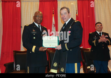 Aumônier (Col.) Samuel C. Giese, aumônier de l'état, la Garde nationale du District de Columbia (DCNG), reçoit la Médaille du service méritoire par le général de Errol R. Schwartz, général commandant, DCNG, pour son exceptionnelle qualité de service et la réalisation alors que affecté à l'Administration centrale de la Force interarmées, DCNG, D.C. Armory, Washington, 20 février. Banque D'Images