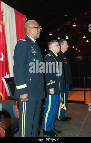 Au cours de l'état aumônier cérémonie de changement de responsabilité, l'évolution de l'étole a été effectuée par le général de Errol R. Schwartz, commandant général de la Garde nationale du District de Columbia, Washington, D.C. Armory, 20 février. Schwartz a placé l'a volé sur l'uniforme d'Aumônier (Col.) Darren L. King, pour représenter sa nouvelle position. L'aumônier a volé est un symbole de l'engagement personnel et spirituel ainsi que l'office religieux. Banque D'Images