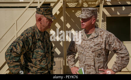 Le Lieutenant-général David Berger, général commandant, je Marine Expeditionary Force, parle avec le Colonel Kenneth R. Kassner, commandant, 5e Régiment de Marines, 1 Division de marines, lors de la visite du 2e Bataillon, 7e Régiment de Marines, 1er mars Div. durant une formation intégrée de l'exercice 2-16 à bord du Marine Corps Air Ground Combat Center Twentynine Palms, Californie, le 12 février 2016. L'ITX est destiné à intégrer la guerre interarmes et d'améliorer les capacités de combat dans le champ de l'Air Maritime Task Force au sol avant leur déploiement à venir. (U.S. Marine Corps Photo par le Cpl. Danielle Rodrigues/libérés) Banque D'Images