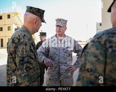 Le Lieutenant-général David Berger, général commandant, je Marine Expeditionary Force, parle avec le Colonel Kenneth R. Kassner, commandant, 5e Régiment de Marines, 1 Division de marines, lors de la visite du 2e Bataillon, 7e Régiment de Marines, 1er mars Div. durant une formation intégrée de l'exercice 2-16 à bord du Marine Corps Air Ground Combat Center Twentynine Palms, Californie, le 12 février 2016. L'ITX est destiné à intégrer la guerre interarmes et d'améliorer les capacités de combat dans le champ de l'Air Maritime Task Force au sol avant leur déploiement à venir. (U.S. Marine Corps Photo par le Cpl. Danielle Rodrigues/libérés) Banque D'Images