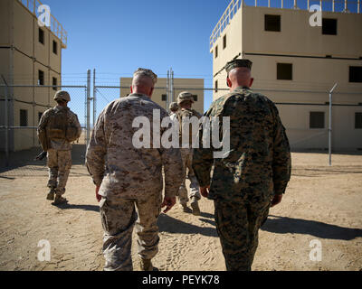 Le Lieutenant-général David Berger, général commandant, je Marine Expeditionary Force et le Colonel Kenneth R. Kassner, commandant, 5e Régiment de Marines, 1 Division de marines, visitez le 2e Bataillon, 7e Régiment de Marines, 1er mars Div. durant une formation intégrée de l'exercice 2-16 à bord du Marine Corps Air Ground Combat Center Twentynine Palms, Californie, le 12 février 2016. L'ITX est destiné à intégrer la guerre interarmes et d'améliorer les capacités de combat dans le champ de l'Air Maritime Task Force au sol avant leur déploiement à venir. (U.S. Marine Corps Photo par le Cpl. Danielle Rodrigues/libérés) Banque D'Images