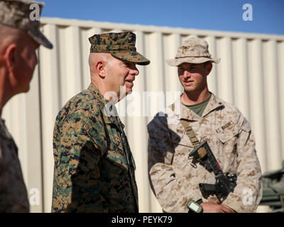 Le Lieutenant-général David Berger, général commandant, je Marine Expeditionary Force et le Colonel Kenneth R. Kassner, commandant, 5e Régiment de Marines, 1 Division de marines parler à marines avec 2e Bataillon, 7e Régiment de Marines, 1er mars Div. durant une formation intégrée de l'exercice 2-16 à bord du Marine Corps Air Ground Combat Center Twentynine Palms, Californie, le 12 février 2016. L'ITX est destiné à intégrer la guerre interarmes et d'améliorer les capacités de combat dans le champ de l'Air Maritime Task Force au sol avant leur déploiement à venir. (U.S. Marine Corps Photo par le Cpl. Danielle Rodrigues/libérés) Banque D'Images