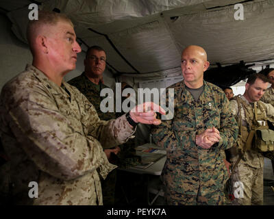 Le Lieutenant-général David Berger, général commandant, je Marine Expeditionary Force et le Colonel Kenneth R. Kassner, commandant, 5e Régiment de Marines, 1 Division de marines parler à marines avec 2e Bataillon, 7e Régiment de Marines, 1er mars Div. durant une formation intégrée de l'exercice 2-16 à bord du Marine Corps Air Ground Combat Center Twentynine Palms, Californie, le 12 février 2016. L'ITX est destiné à intégrer la guerre interarmes et d'améliorer les capacités de combat dans le champ de l'Air Maritime Task Force au sol avant leur déploiement à venir. (U.S. Marine Corps Photo par le Cpl. Danielle Rodrigues/libérés) Banque D'Images