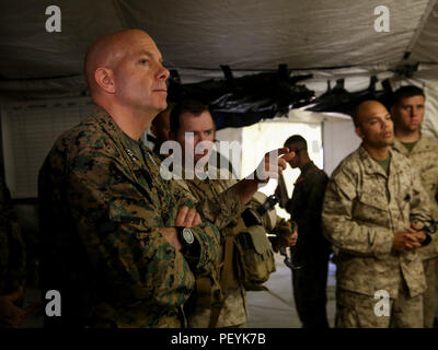 Le Lieutenant-général David Berger, général commandant, je Marine Expeditionary Force, est informé par le Lieutenant-colonel Christopher T. Steele, commandant du 2e Bataillon, 7e Régiment de Marines, 1 Division de Marines qu'il visite l'unité au cours de l'exercice de formation intégrée 2-16 à bord Marine Corps Air Ground Combat Center Twentynine Palms, Californie, le 12 février 2016. L'ITX est destiné à intégrer la guerre interarmes et d'améliorer les capacités de combat dans le champ de l'Air Maritime Task Force au sol avant leur déploiement à venir. (U.S. Marine Corps Photo par le Cpl. Danielle Rodrigues/libérés) Banque D'Images