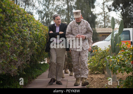 L'Ambassadeur David M. Satterfield, directeur général de la Force multinationale et Observateurs (FMO) et américain Chef d'état-major interarmées, le général Joseph F. Dunford Marin Jr., parler sur le Nord de la FMO Camp près de la frontière du Sinaï en Egypte, le 21 février 2016. La Force multinationale et Observateurs (FMO) est une force internationale de maintien de superviser les termes du traité de paix entre l'Égypte et Israël. (DoD photo par D. Myles Cullen/libérés) Banque D'Images