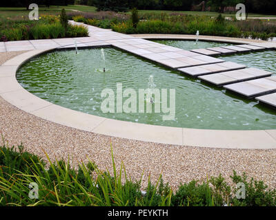 Coupe propre, nette des blocs en pierre et divers sentiers officiels & décoratifs salon avec espace pavé à une maison de campagne dans le jardin de la propriété de l'Angleterre publié Banque D'Images