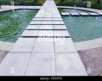 Coupe propre, nette des blocs en pierre et divers sentiers officiels & décoratifs salon avec espace pavé à une maison de campagne dans le jardin de la propriété de l'Angleterre publié Banque D'Images