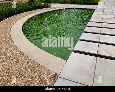 Coupe propre, nette des blocs en pierre et divers sentiers officiels & décoratifs salon avec espace pavé à une maison de campagne dans le jardin de la propriété de l'Angleterre publié Banque D'Images