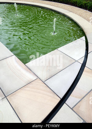 Coupe propre, nette des blocs en pierre et divers sentiers officiels & décoratifs salon avec espace pavé à une maison de campagne dans le jardin de la propriété de l'Angleterre publié Banque D'Images